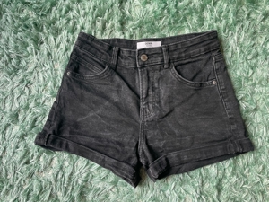 Kurze Jeanshose in schwarz, Bershka Denim, Größe 36