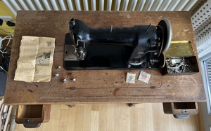 Nähmaschinentisch mit Nähmaschine Mappes, sehr alt, mechanisch versenkbar mit Schubladen Bild 9