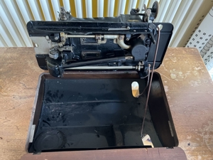 Nähmaschinentisch mit Nähmaschine Mappes, sehr alt, mechanisch versenkbar mit Schubladen Bild 12
