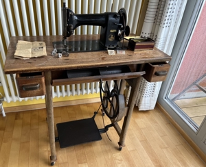 Nähmaschinentisch mit Nähmaschine Mappes, sehr alt, mechanisch versenkbar mit Schubladen Bild 3