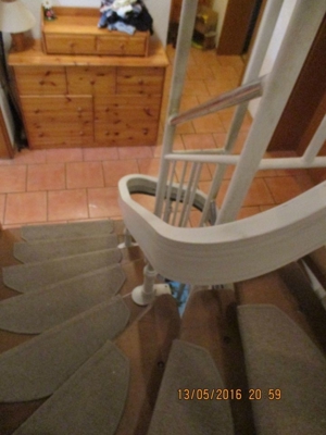 Neuwertiger Treppenlift über 2 .Etagen! Schiene durch Einzelteile anpassbar! Bild 4