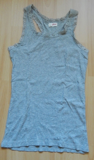 Muskelshirt Gr. 164 grau-gerippt mit Spitzenverarbeitung an Arm/Halsausschnitt