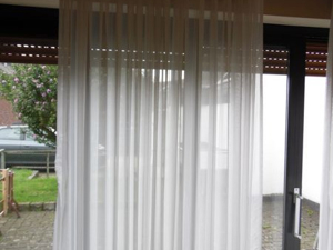 lange weiße Gardine mit feinen Streifen