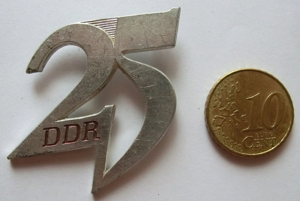 Anstecknadel "25 Jahre DDR", Abzeichen Bild 2