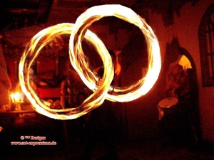 Feuershow, Feuerspucker Feuerschlucker FIRE TWISTER mit Feuerschalen & Trommel Percussion für Events Bild 13