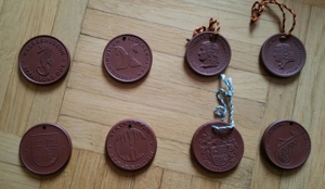Böttgersteinzeug, Meißen, 8 Medaillen Bild 2