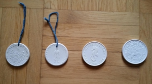 Böttgersteinzeug, Meißen, 4 Porzellan Medaillen