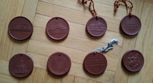 Böttgersteinzeug, Meißen, 8 Medaillen Bild 1