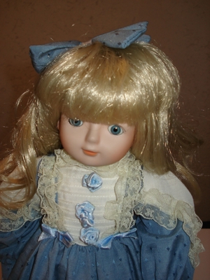 Alte Deko Sammlerpuppe Mädchen mit Puppenstände 50 cm Bild 2