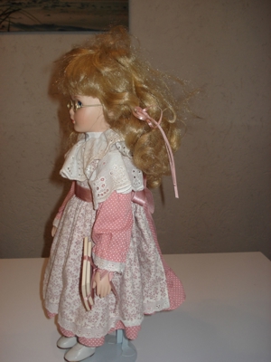 Alte Deko Sammlerpuppe Mädchen mit Puppenstände 45cm Bild 3