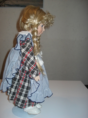Alte Deko Sammlerpuppe Mädchen mit Puppenstände 50 cm Bild 5