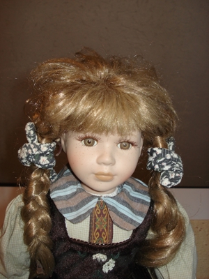 Sammler-Puppe Mädchen sitzend Deko ca. 38cm Bild 2