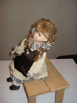 Sammler-Puppe Mädchen sitzend Deko ca. 38cm Bild 3