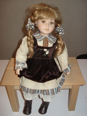 Sammler-Puppe Mädchen sitzend Deko ca. 38cm Bild 1