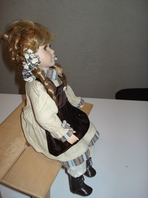 Sammler-Puppe Mädchen sitzend Deko ca. 38cm Bild 4