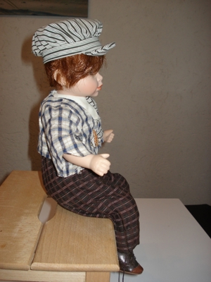 Sammler-Puppe Junge sitzend Deko ca. 38cm Bild 5