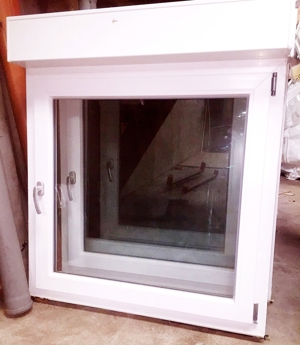 5 weiße Kunststoff Fenster m. elekt. Rollladen u. Gira Steuerung Fensterbänke Bild 1