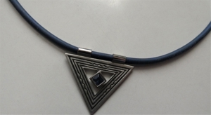 Halsschmuck / Kette / Gummiband blau mit Anhänger (Dreieck) mit Stein Bild 2