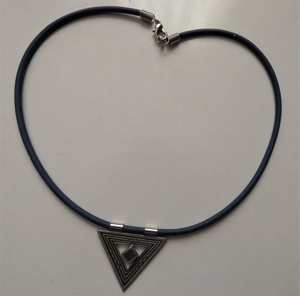 Halsschmuck / Kette / Gummiband blau mit Anhänger (Dreieck) mit Stein