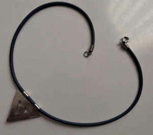 Halsschmuck / Kette / Gummiband blau mit Anhänger (Dreieck) mit Stein Bild 3