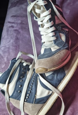 verschiedene getragene Schuhe, high heels , Stiefeletten, Keilabsatz sneaker, sneaker  Bild 3