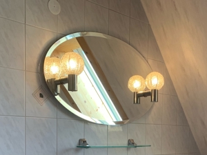 Großer Badspiegel mit zwei Lampen