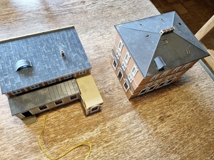 4 x Modell Häuser /Eisenbahn ectr Bild 3