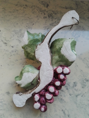 Weintraubenrebe mit Blatt - aufhängbar - Keramik - Handarbeit Bild 3