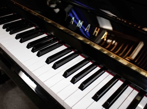 Klavier Yamaha U1, 121 cm, schwarz poliert, Nr. 5325474, 5 Jahre Garantie Bild 3