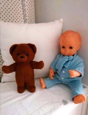 Vintage Puppe und Teddy Bärenmarke Bild 1