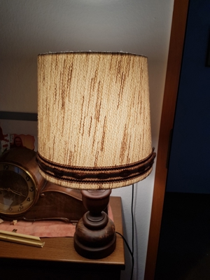 Tisch-Lampe mit beigen Schirm und Holzfuss