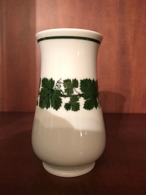 Meißner Porzellan kleine Vase Dekor Weinlaub Bild 2
