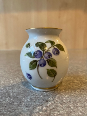 Kleine Vase Meißner Porzellan Dekor Heidelbeeren und Goldränder Bild 2