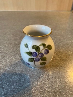 Kleine Vase Meißner Porzellan Dekor Heidelbeeren und Goldränder Bild 3