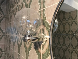 Verchromte Badausstattung: Spiegel, Lampen, Handtuchhalter etc. Bild 4
