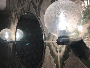 Verchromte Badausstattung: Spiegel, Lampen, Handtuchhalter etc. Bild 5