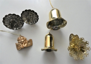 Weihnachtsdekorationen - Glöckchen-Gehänge neuwertig, Kerzenhalter, Putte