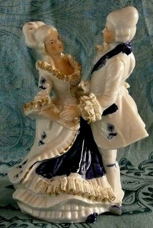 bezauberndes tanzendes Rokoko-Paar, aufwendig gearbeitet aus Porzellan Bild 1