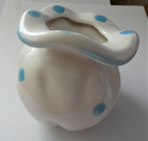 Väschen klein weiß m. blauen Punkten / Keramik / interessante Form Bild 1