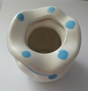 Väschen klein weiß m. blauen Punkten / Keramik / interessante Form Bild 3