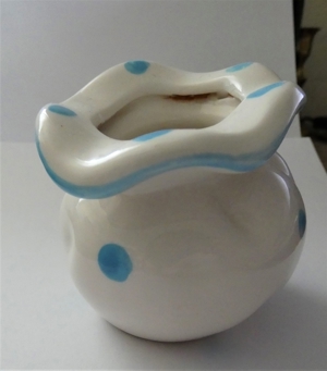Väschen klein weiß m. blauen Punkten / Keramik / interessante Form Bild 2