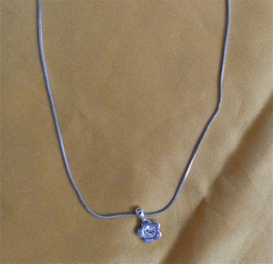 Halskette mit Anhänger / Modeschmuck / silberfarben, Länge 42 cm Bild 2