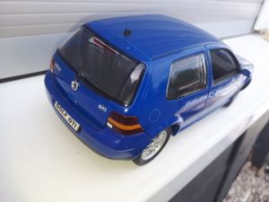 Modellauto 1:18--VW Golf GTI 4--Revell--Blau und Rot Bild 4
