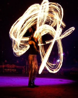Feuershow Feuerkünstler Circusevents Bild 2