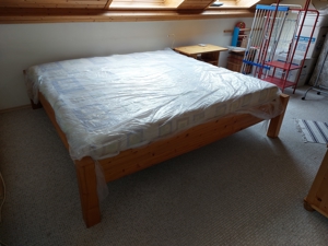 Bett, stabil aus Holz inkl. Matratzen wie neu (2x2m) Bild 2