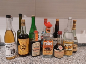 Diverse Flaschen an Schnaps, Alkohol, Liköre