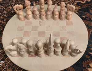 Schachspiel rund aus Stein mit afrikanischen Figuren Bild 1