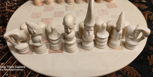 Schachspiel rund aus Stein mit afrikanischen Figuren Bild 2
