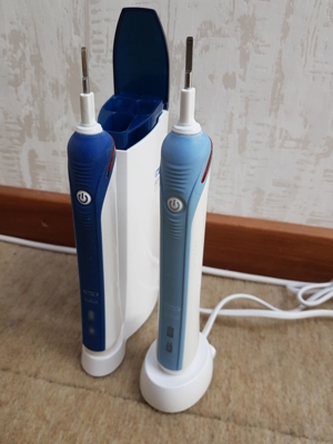 2 Zahnbürsten Braun Oral-B hellblau und dunkelblau