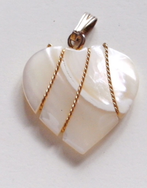 Herzanhänger / Modeschmuck - perlmuttfarbig mit Goldfäden Bild 1